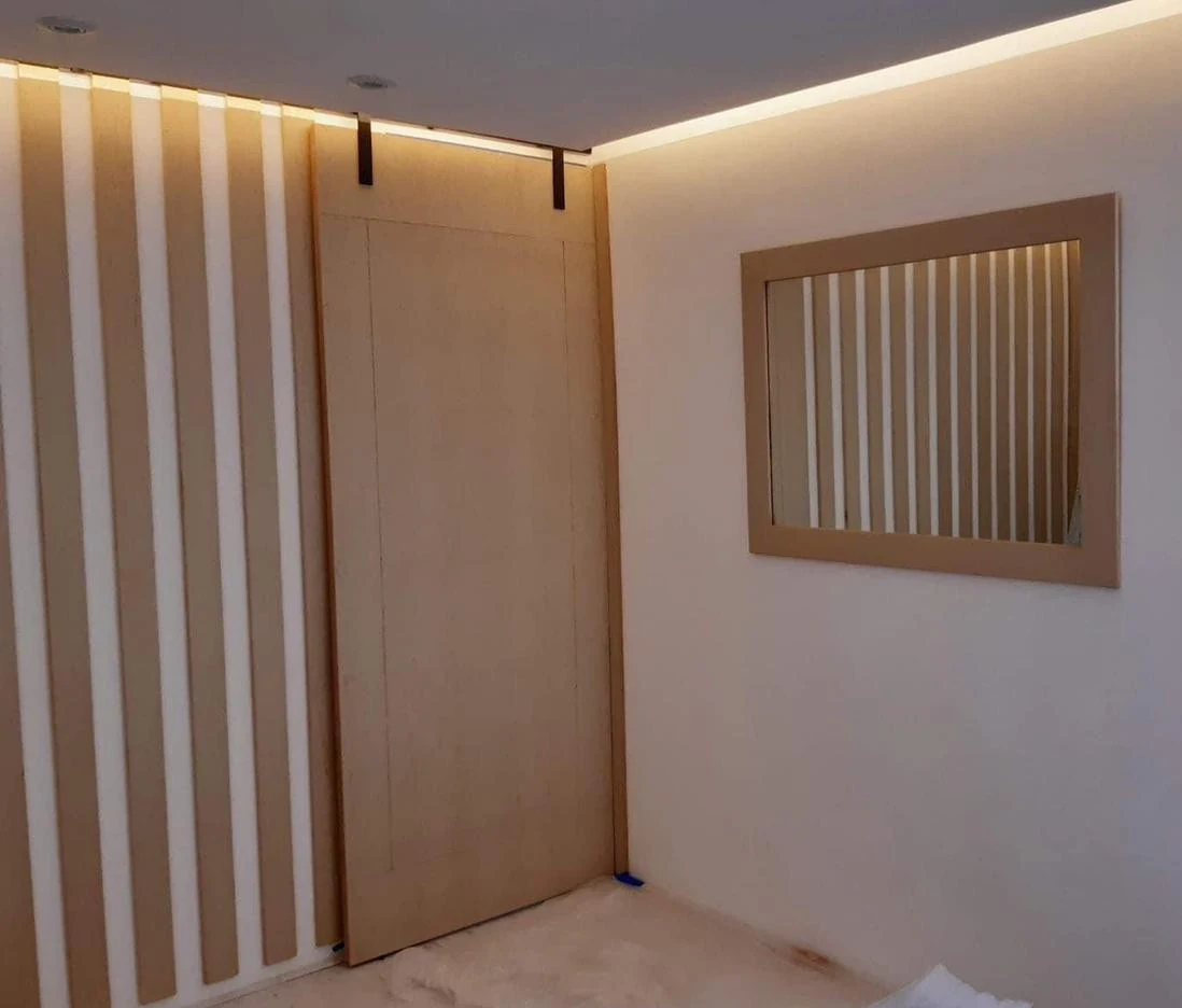 Vestíbulo con celosía de madera del proyecto Del Valle