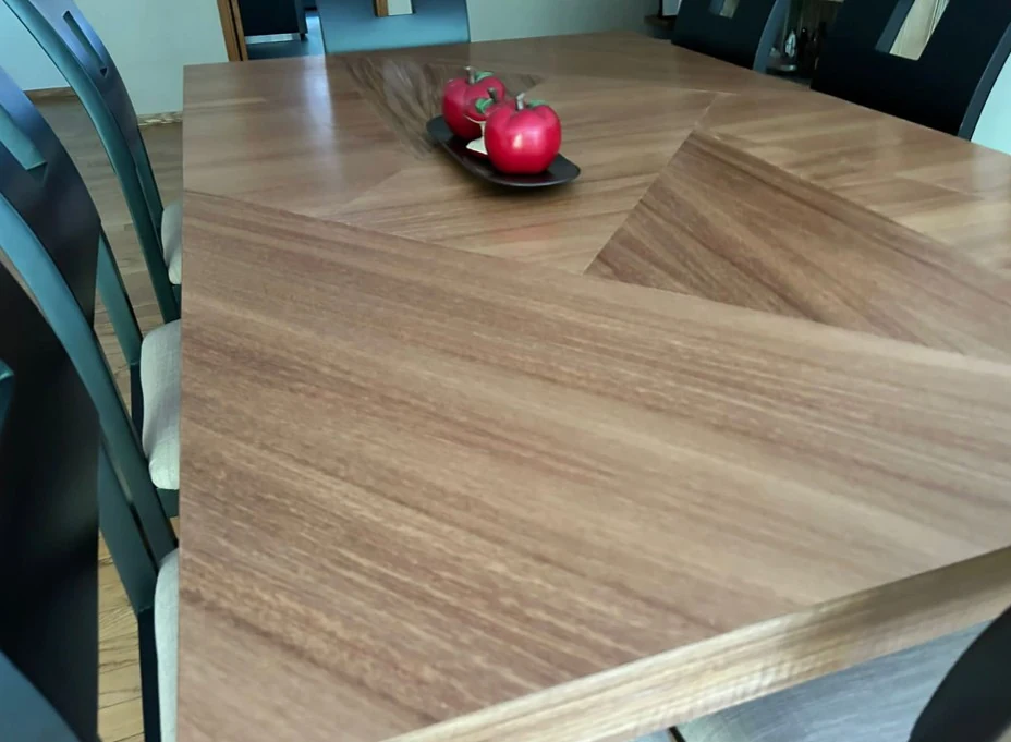 Mesa de comedor con cambio de vetas en la madera del proyecto Herradura