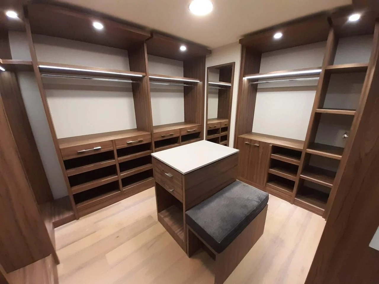 Vestidor de madera oscura del proyecto Chamizal