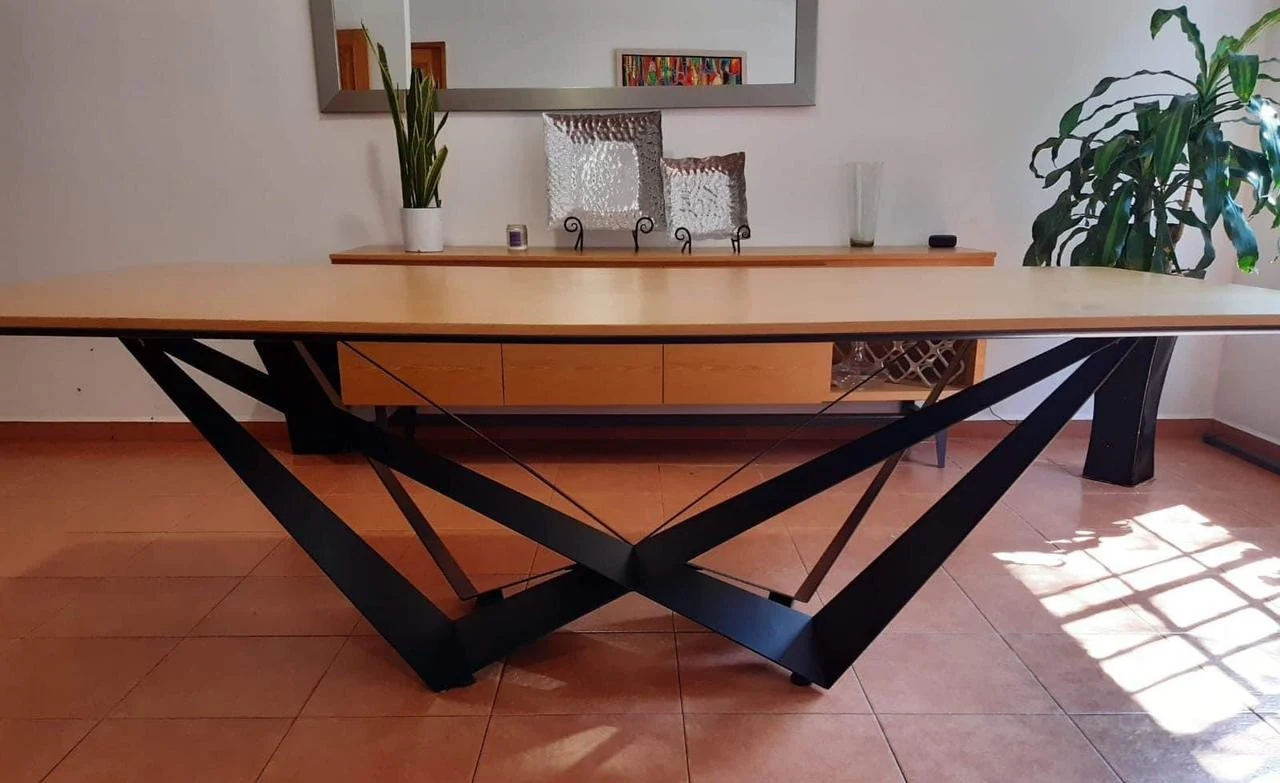 Comedor con mesa geométrica del proyecto Avenida Toluca