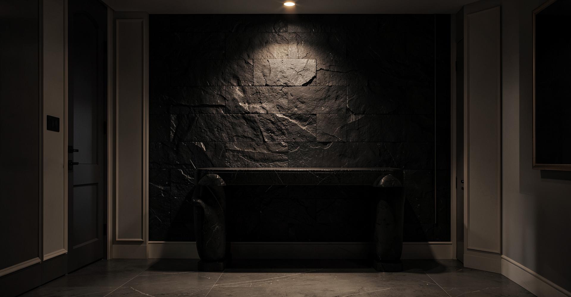 Detalle de interior con muro de piedra oscura y luz cálida puntual